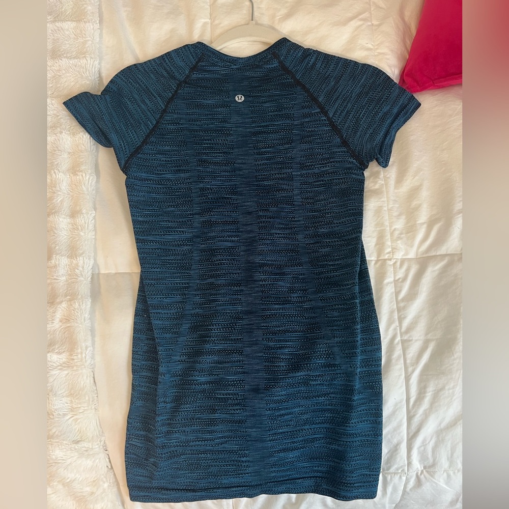 Lululemon Swiftly Tech Short Sleve 2.0. Size 4 - image 2